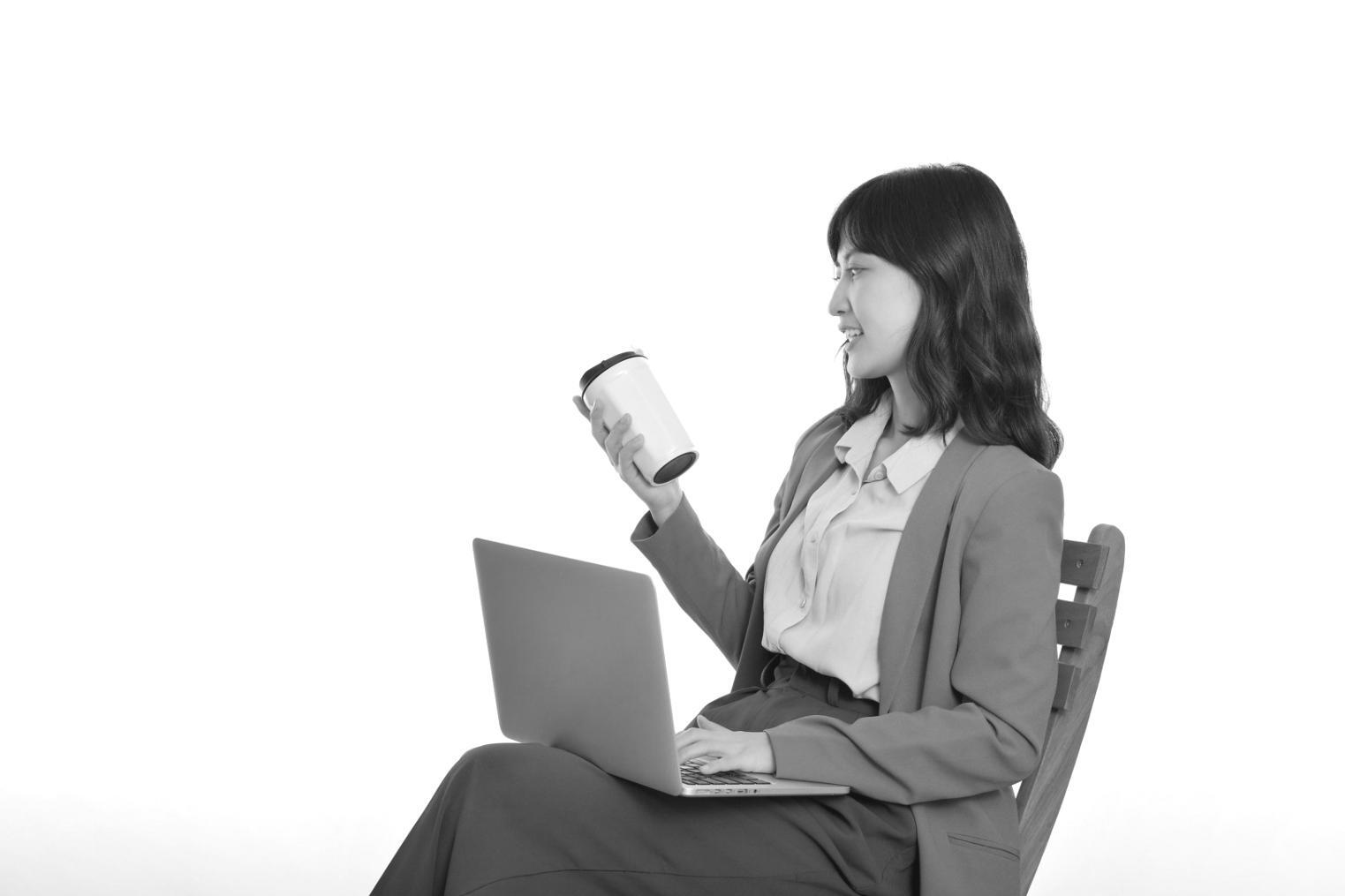 Finanzanalyse Arbeitsplatz mit Charts und Berechnungen